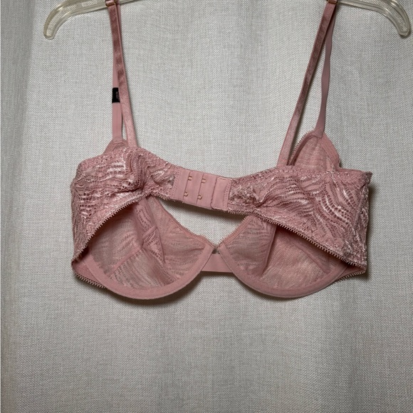 Victoria's Secret Pink Lace Underwire Bra - Picture 4 of 6